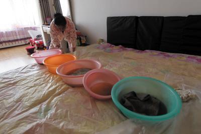 洱源楼上漏水，住户失联，小区没物管，业主维权难！律师来支招……